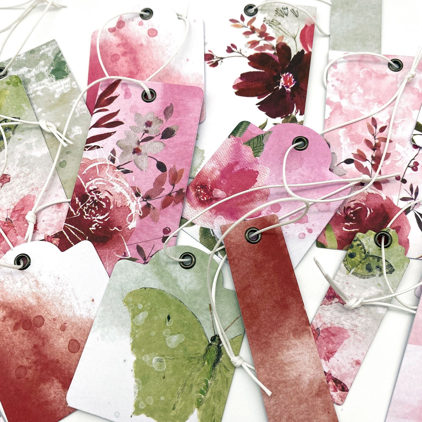 ARToptions Rouge Tag Set 18 Tags With Strings